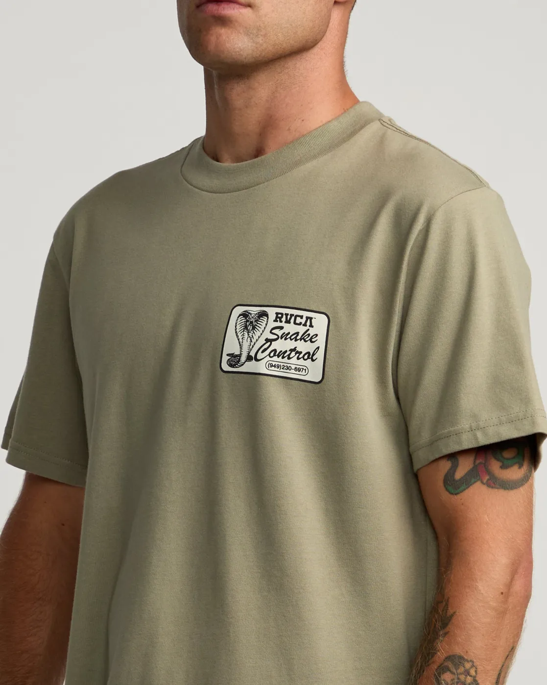 RVCA COBRA SERVICES TEE Aloe Hot